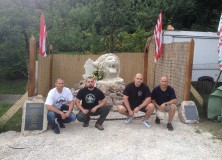 A Betyársereg tagjai a csókakői csendőr-emlékműnél