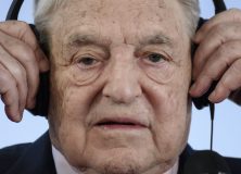 Berlin, 2017. június 8.
Soros György magyar származású amerikai üzletember, a New York-i Soros Fund Management befektetési társaság elnöke az Európai Roma Művészeti és Kulturális Intézet megalapításának alkalmából rendezett berlini sajtóértekezleten 2017. június 8-án. (MTI/EPA/Clemens Bilan)