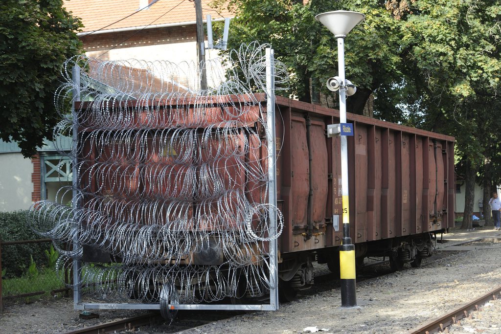 Illegális bevándorlás - Tehervagonnal zárják le a síneket