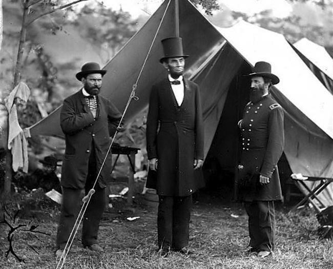 Abraham Lincoln Allan Pinkerton és John Alexander McClernand vezérőrnagy kíséretében