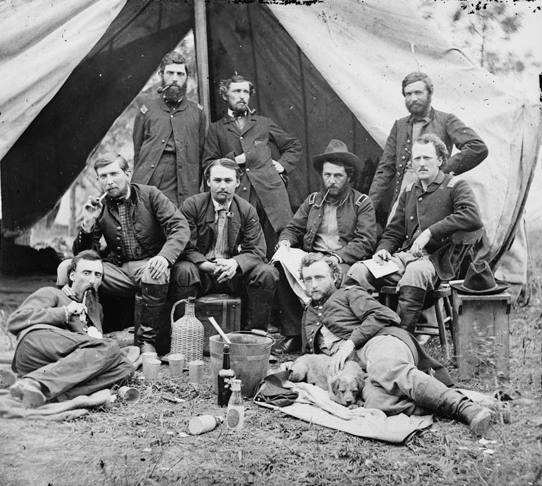 Custer (fekvő alak) a katonái között 1862-ben.